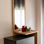 S&j Luxury Stratoni